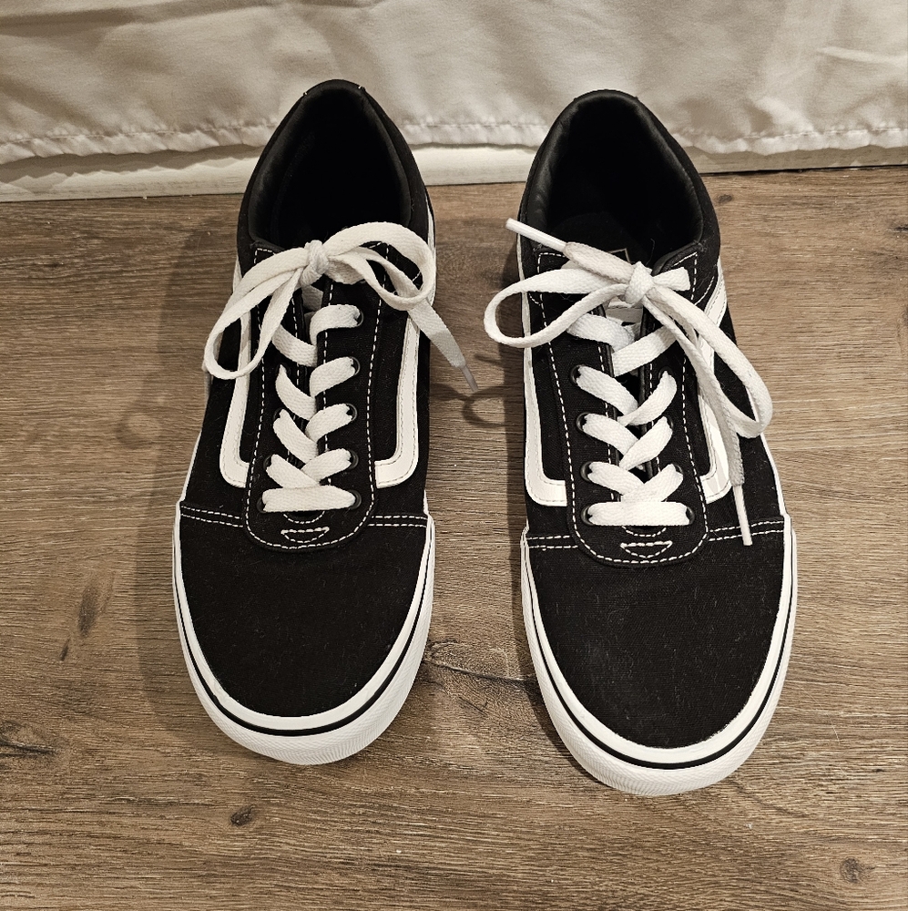 Vans‎ Classic Black and White  Sneakers Big Kids Size 6